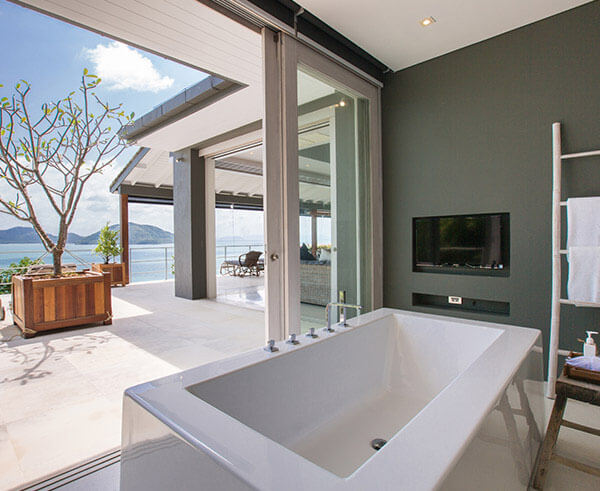 Element of 8 - Master bedroom bathtub